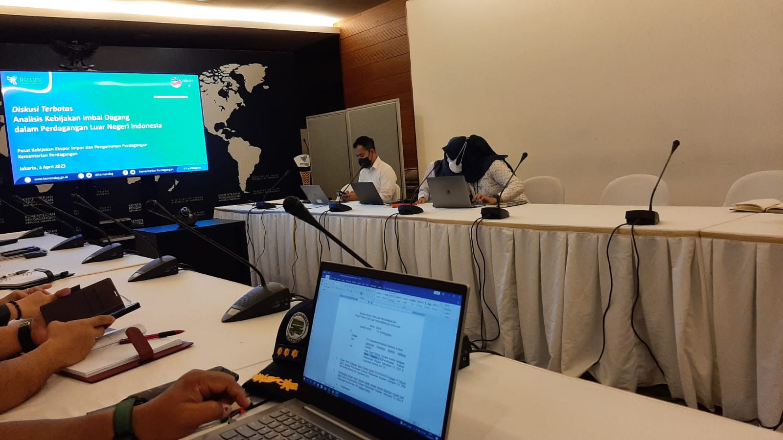 diskusi tebatas tentang Analisis Kebijakan Imbal Dagang Dalam Perdagangan Luar Negeri Indonesia